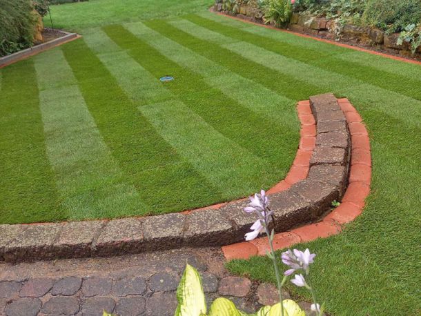 Perfekt verlegter Rollrasen durch die Rollrasen-Profis