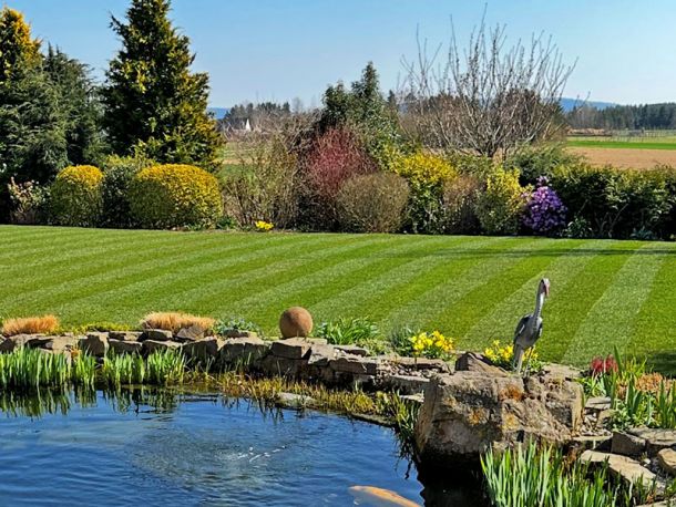 Perfekt verlegter Rollrasen durch die Rollrasen-Profis